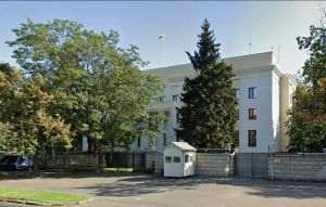 Un bărbat drogat a încercat să intre cu maşina în porţile Ambasadei Rusiei din Bucureşti